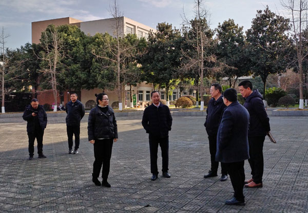 崇州市教育局党组书记、局长伍建光调研蜀城中学新学期开学工作