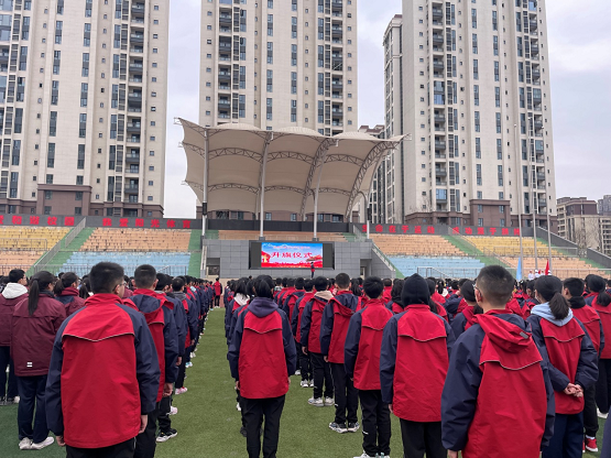 红旗踔厉风发 少年笃行不怠