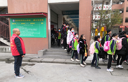 护航返校之路 共建平安校园——彭州市升平小学开展志愿服务活动