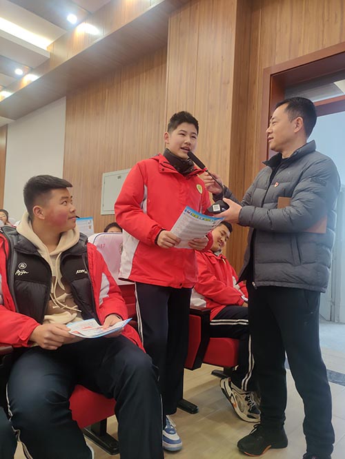 法治教育进校园  护航青春助成长——彭州市隆丰中学家校协同1+N之法治安全进校园