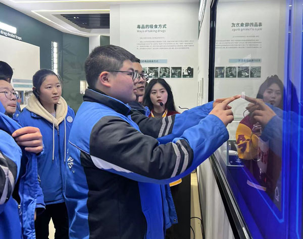 防毒禁毒，重在预防——崇庆中学组织师生参观崇州市禁毒教育基地