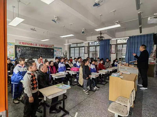 “温'心'相约，家校携手共护新苗成长”——彭州市红岩学校2023年春季家长会