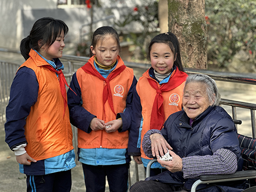 学习党的二十大 做永远的追“锋”人——彭州航空动力园区实验小学少先队志愿服务活动