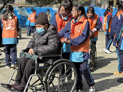 学习党的二十大 做永远的追“锋”人——彭州航空动力园区实验小学少先队志愿服务活动