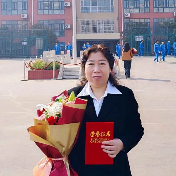 【十中•校园故事】在春天里且行且歌•何志芳——邯郸市第十中学“十佳三八红旗手校园故事锦集(一)