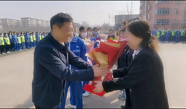 【十中•校园故事】在春天里且行且歌•何志芳——邯郸市第十中学“十佳三八红旗手校园故事锦集(一)