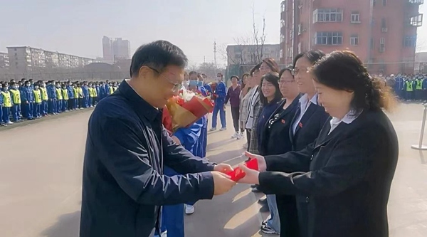 【十中•校园故事】在春天里且行且歌•何志芳——邯郸市第十中学“十佳三八红旗手校园故事锦集(一)