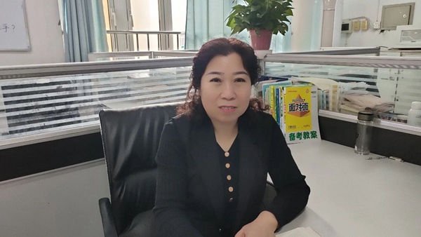 【十中•校园故事】在春天里且行且歌•何志芳——邯郸市第十中学“十佳三八红旗手校园故事锦集(一)