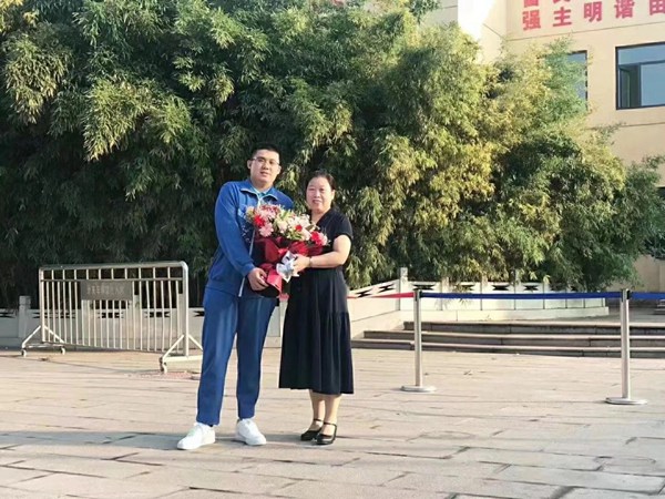 【十中•校园故事】在春天里且行且歌•何志芳——邯郸市第十中学“十佳三八红旗手校园故事锦集(一)