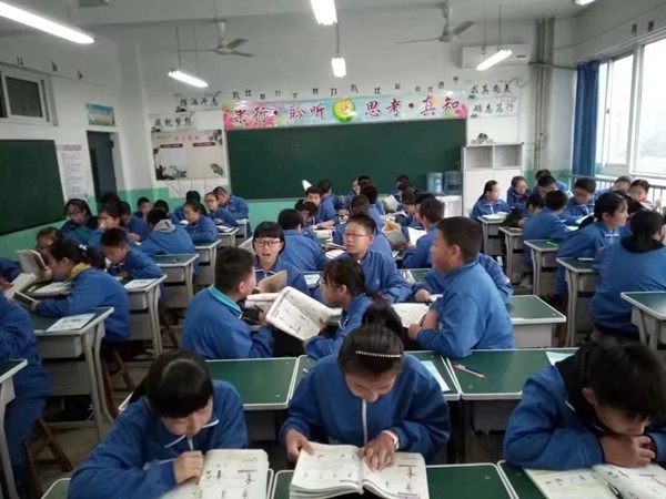 【十中•校园故事】在春天里且行且歌•何志芳——邯郸市第十中学“十佳三八红旗手校园故事锦集(一)