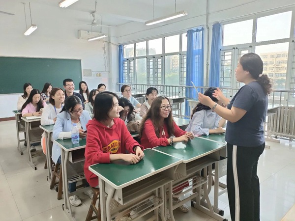 【十中•校园故事】在春天里且行且歌•何志芳——邯郸市第十中学“十佳三八红旗手校园故事锦集(一)