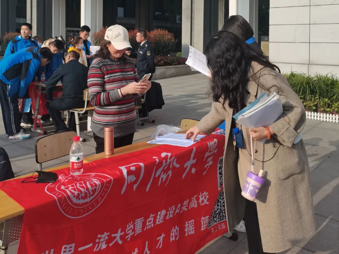 知名高校赴成都市第二十中学校开展2023年招生咨询活动
