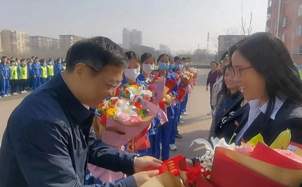 【十中•校园故事】在春天里且行且歌•梁雅英——邯郸市第十中学“十佳三八红旗手校园故事锦集(二)