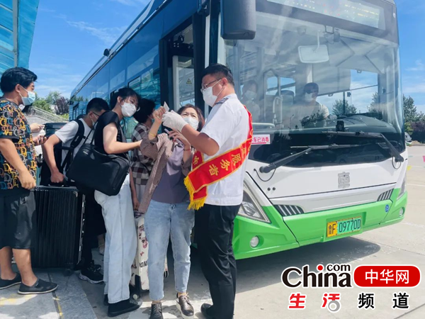 烟台公交：雷锋精神让城市的“流动名片”更闪亮