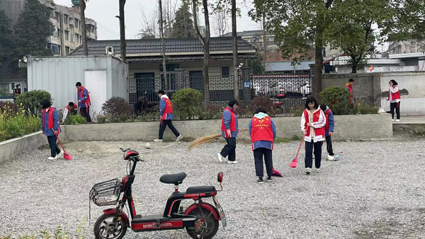 崇州市廖家中学开展学雷锋志愿者活动