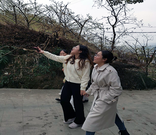 扬巾帼风采 创时代光辉——彭州市红岩学校庆祝“三八”国际妇女节