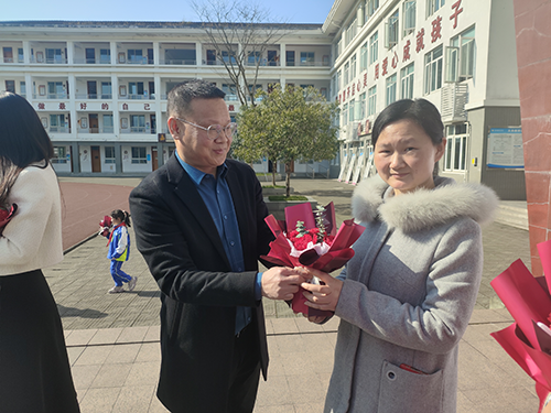 彭州市磁峰中远学校开展“三八”妇女节表彰庆祝活动