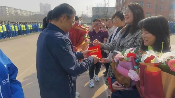 【十中 • 校园故事】在春天里且行且歌 • 陈露——邯郸市第十中学“十佳三八红旗手故事锦集 ( 五 )
