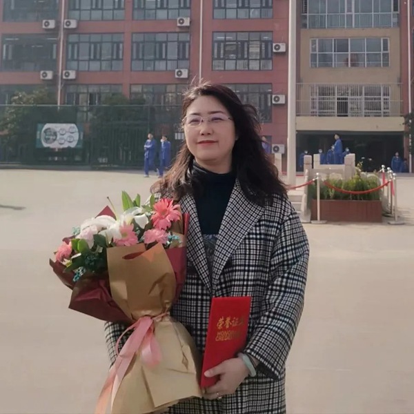 【十中 • 校园故事】在春天里且行且歌 • 陈露——邯郸市第十中学“十佳三八红旗手故事锦集 ( 五 )