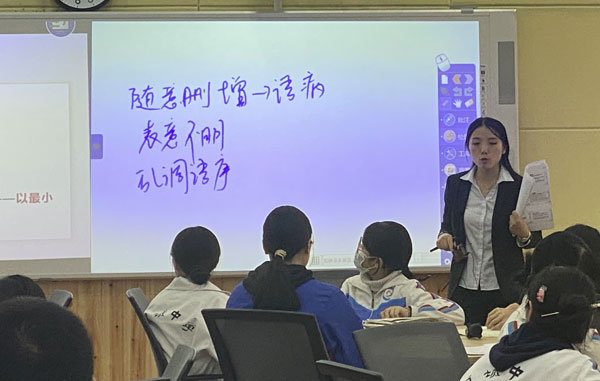 成都市教育科学研究院高中教学视导暨九九提质行动（崇州）走进蜀城中学