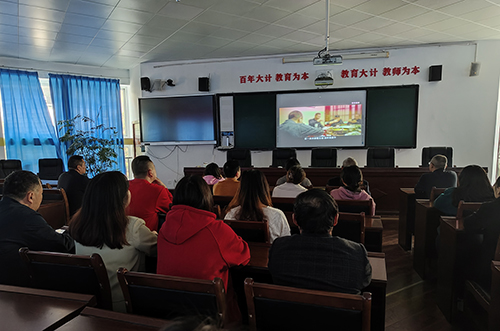 彭州市升平小学组织教师观看成都市警示教育片《欲壑》