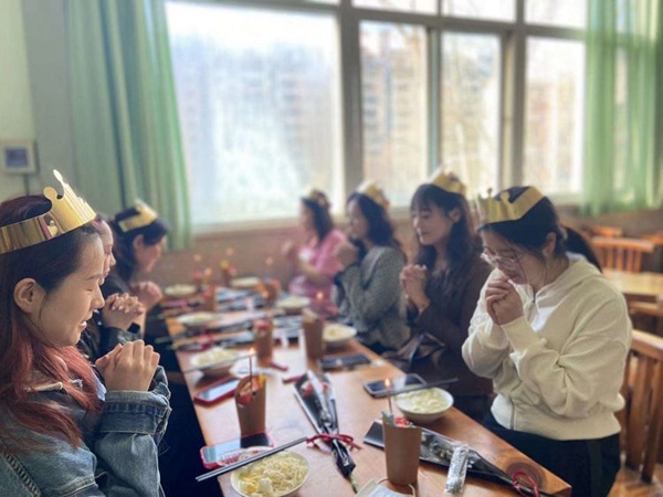 旦逢良辰日 温情入心田 ——邯郸市丛台区连城小学教师集体生日会