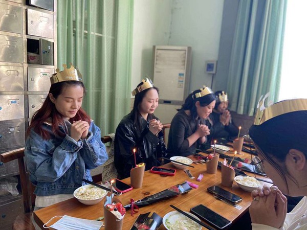 旦逢良辰日 温情入心田 ——邯郸市丛台区连城小学教师集体生日会