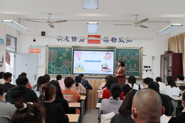 成都市温江区金马学校召开三年级线下家长会