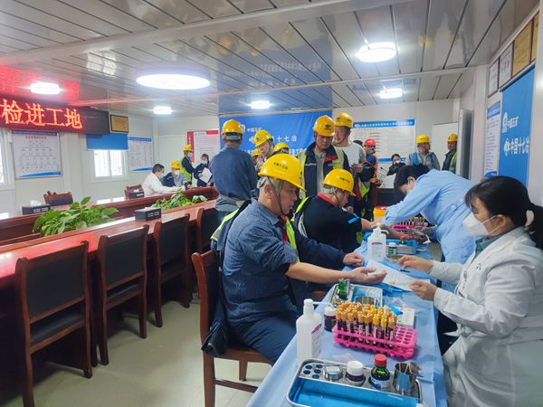 情暖一线建设者，健康体检进工地--中国十七冶集团青岛分公司开展农民工免费体检活动