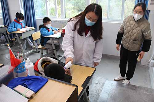 彭州市思文永诚小学举行2023年春季公共卫生（传染病）应急处置演练