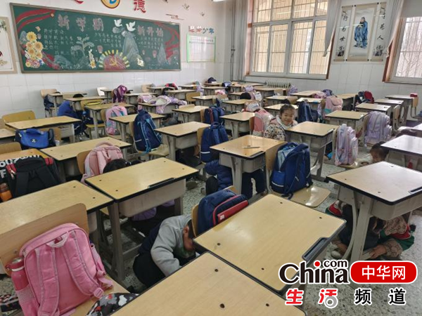 烟台芝罘区鼎城小学开展地震逃生安全演练