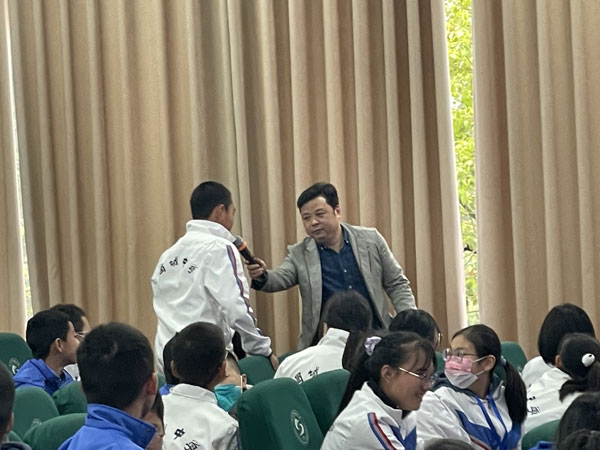 崇州市蜀城中学开展《走进AI世界》科普活动