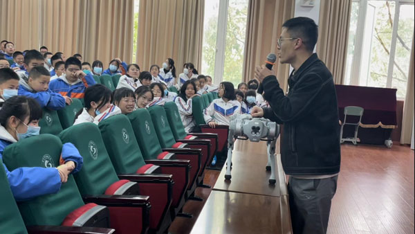 崇州市蜀城中学开展《走进AI世界》科普活动