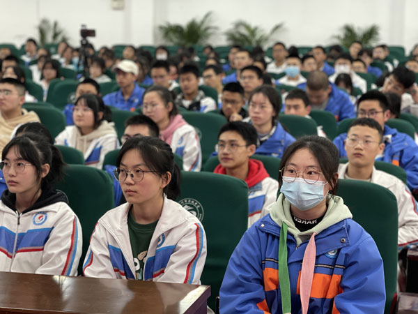 西南财经大学法学院工作站到蜀城中学开展《未成年人保护法》讲座