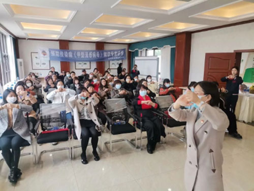 崇州市人民医院行政第一、第二党支部联合开展“健康宣教进校园”主题党日活动