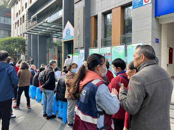 成都高新区首个“双语”健康驿站启幕暨盛华社区微网实格家庭医生工作站专家义诊活动