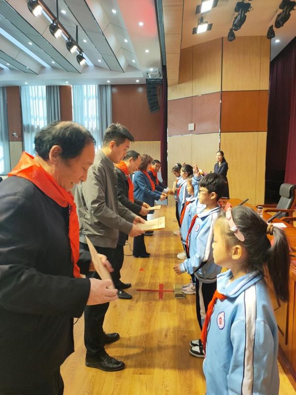 笔情画韵弘国萃 翰墨凝香润童心—书画公益行活动走进邯郸市丛台区曙光第三小学