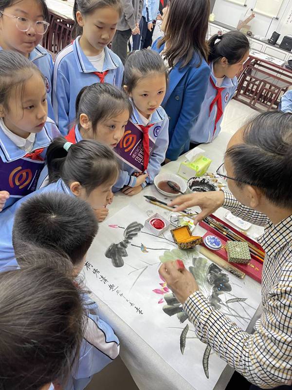 笔情画韵弘国萃 翰墨凝香润童心—书画公益行活动走进邯郸市丛台区曙光第三小学