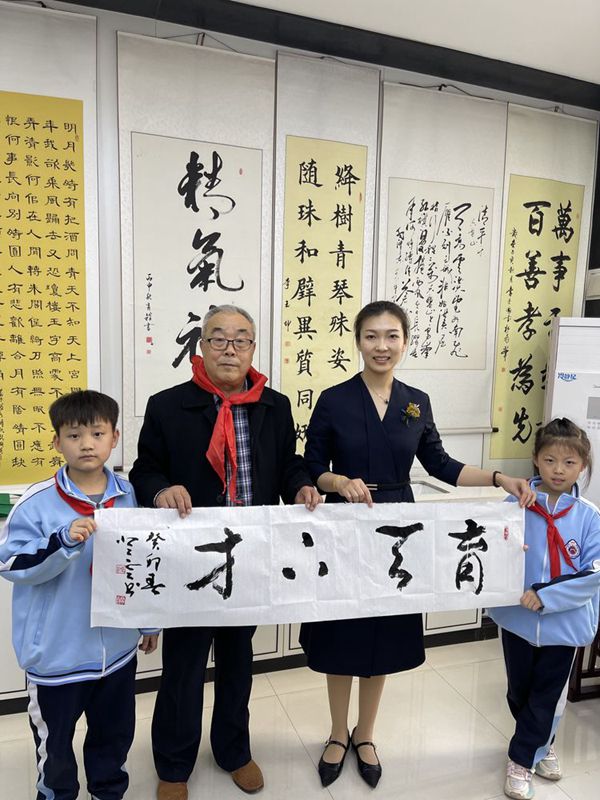 笔情画韵弘国萃 翰墨凝香润童心—书画公益行活动走进邯郸市丛台区曙光第三小学