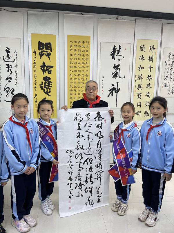 笔情画韵弘国萃 翰墨凝香润童心—书画公益行活动走进邯郸市丛台区曙光第三小学