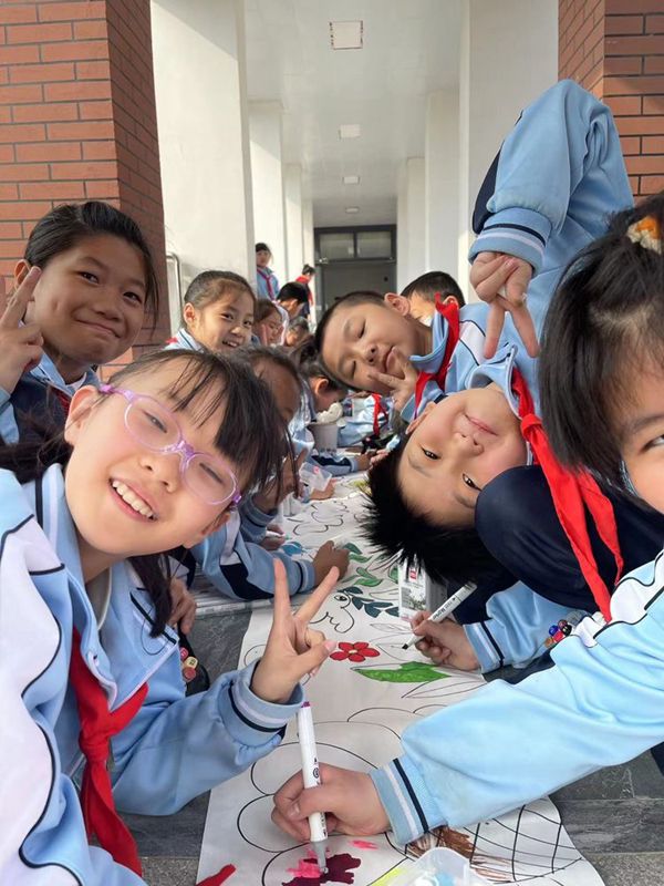 笔情画韵弘国萃 翰墨凝香润童心—书画公益行活动走进邯郸市丛台区曙光第三小学