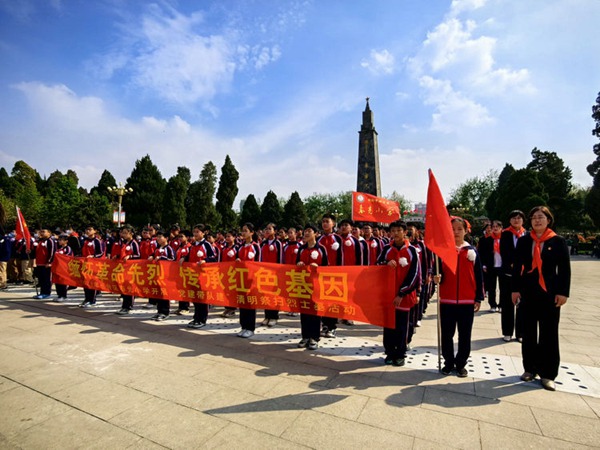 缅怀革命先烈 传承红色基因——邯郸市丛台区春光小学开展“党建带队建”清明节祭扫烈士墓主题活动