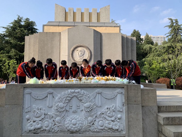 缅怀革命先烈 传承红色基因——邯郸市丛台区春光小学开展“党建带队建”清明节祭扫烈士墓主题活动