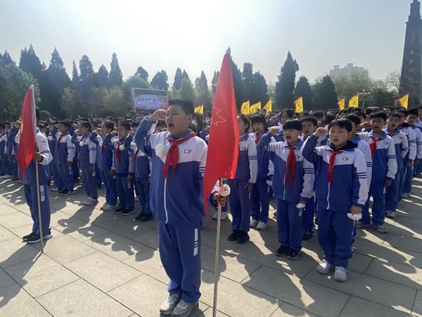 【转作风 正行风 提效能】追寻先烈足迹 传承红色基因——邯郸市丛台区学步桥小学开展清明祭英烈主题活动