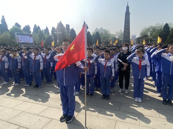 【转作风 正行风 提效能】追寻先烈足迹 传承红色基因——邯郸市丛台区学步桥小学开展清明祭英烈主题活动