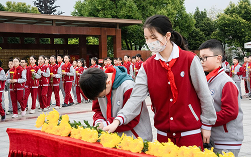 清明祭英烈  丰碑励童心——东坡区眉师附小开展清明节祭祀扫墓活动