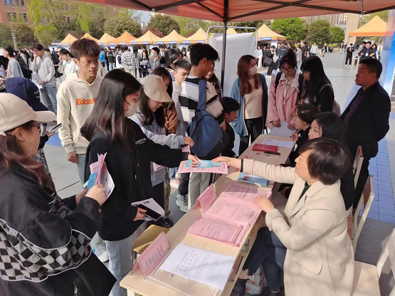 “公共就业服务进校园”活动走进西南交通大学希望学院