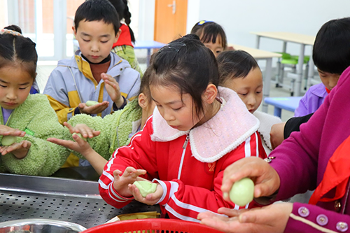 彭州市九尺小学：清明时节寄哀思 英烈精神励今人