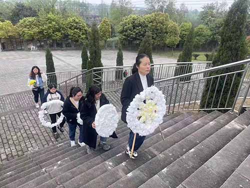彭州市丽春幼儿园开展“清明祭英烈，童心永向党”活动