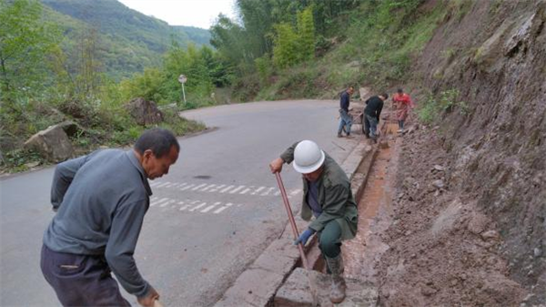 邛崃公路管理段积极开展道路排水设施维护清理工作